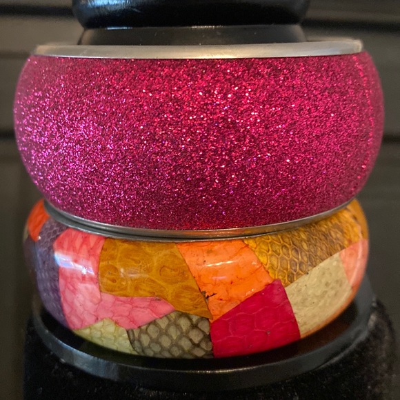 Vintage lot of 2 hot pink sparkles & multi metal Bracelet/bangles - Picture 1 of 10
